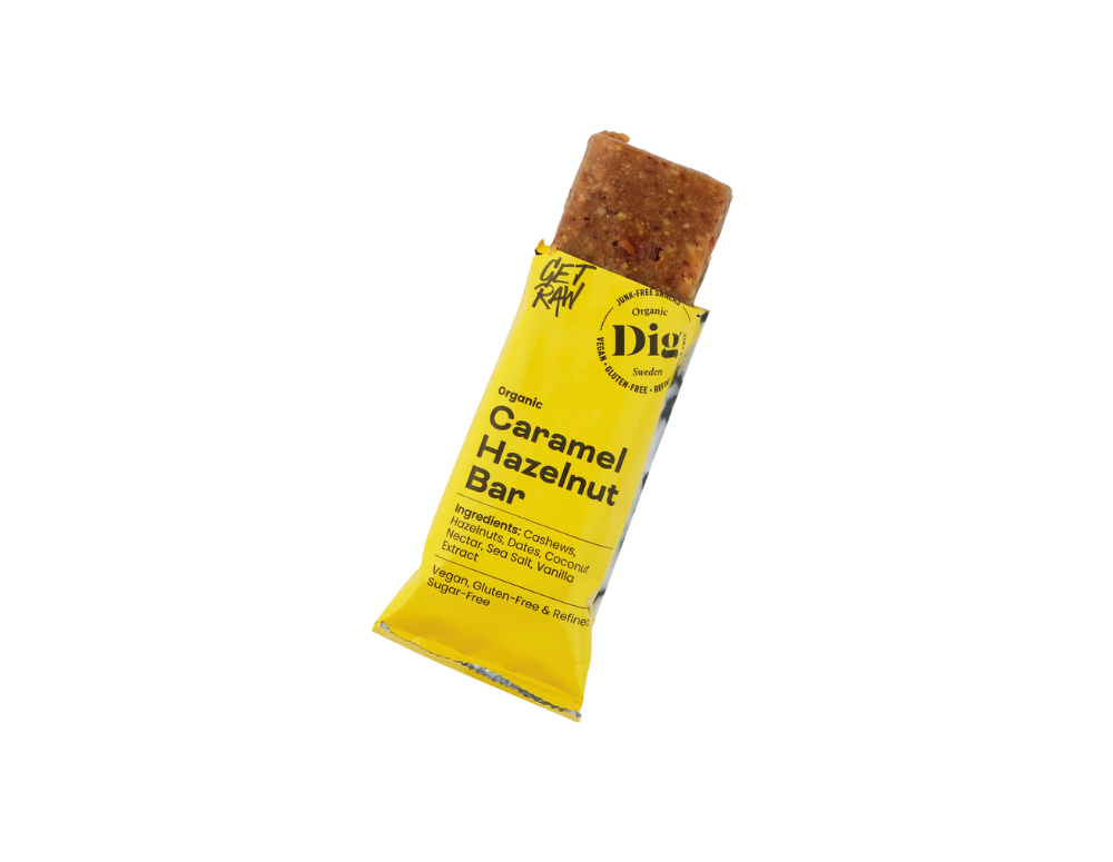 Baton vegan cu caramel și alune de pădure